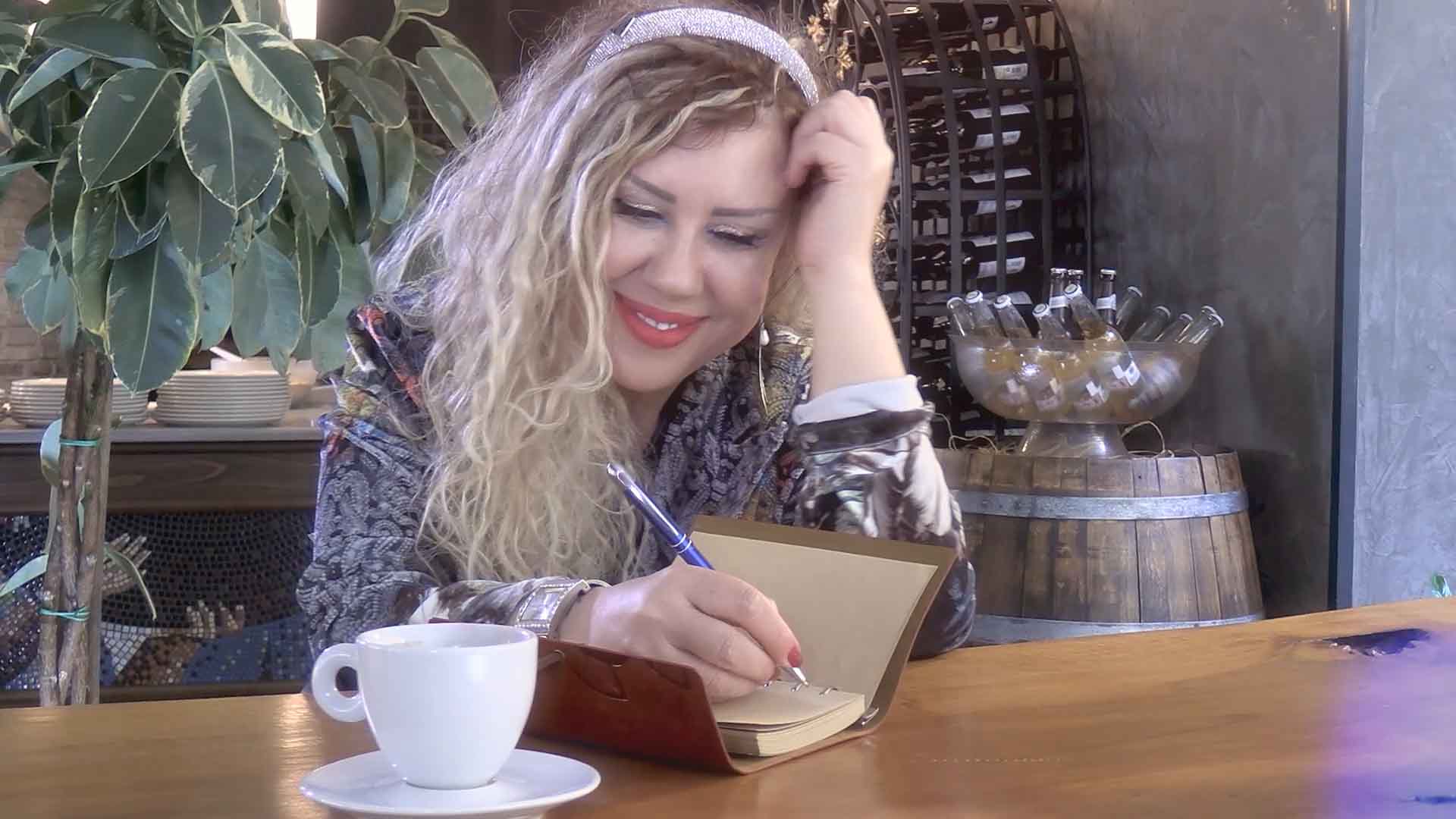 Selhan Özdemir adapte son livre de poésie « Gözüm Üstünde » (Mon œil sur toi) en chanson : découvrez son nouveau clip !