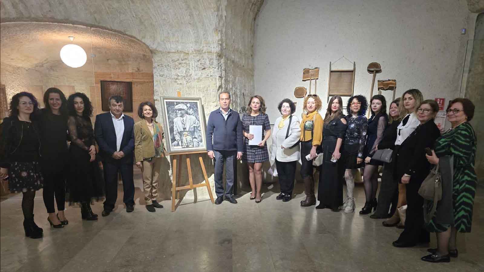 « L'Endroit Touché par le Soleil » avec 50 œuvres de 34 artistes au Musée Avanos Güray.