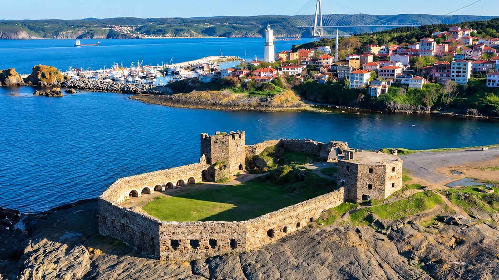 Restauration à l’endroit où le Bosphore s’ouvre sur la mer Noire la forteresse Rumeli Topçu attend ses visiteurs.